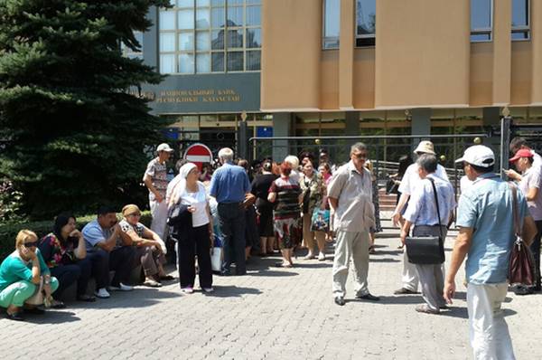 Пикетчики осаждают Нацбанк в Алматы