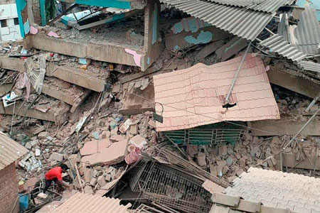 В&nbsp;Индии обрушилось жилое здание&nbsp;&mdash; под завалами могут находиться до&nbsp;200 человек