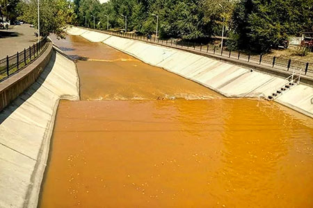 Алматинцев напугала оранжевая вода в реке