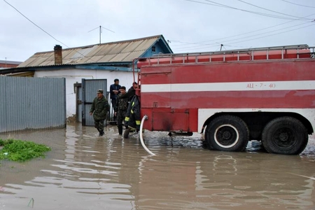 Атырау: десятки горожан бежали из своих домов