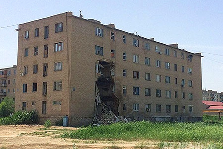 В Атырау развалилось общежитие