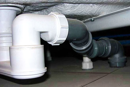В квартирах алматинцев устанавливают заглушки на канализацию
