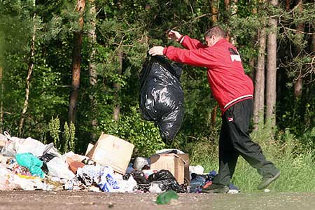 Алматинцев штрафуют за мусор во дворах