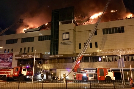 В центре Алматы горит кровля кинотеатра