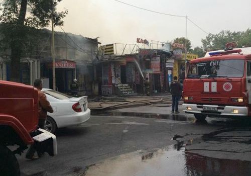 В Алматы горел Никольский рынок (фото)