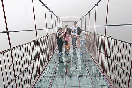 Уникальный стеклянный мост треснул под ногами туристов
