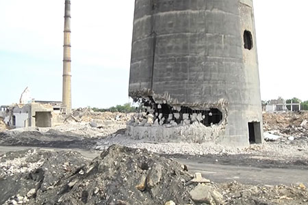 В Шымкенте может рухнуть 70-метровая труба свинцового завода