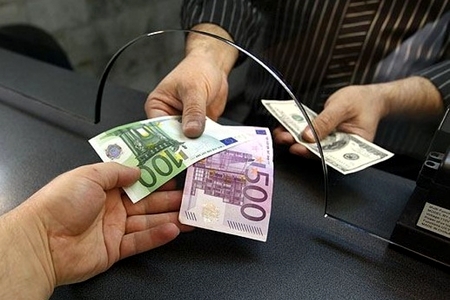 Обменникам запретили дорого продавать валюту