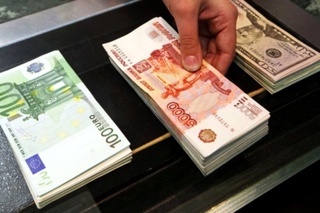 Доллар стоит, а рубль и евро колеблются