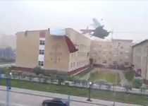 В Астане со школы ветром сорвало кровлю (видео)