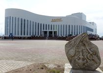 В Алматы появился огромный рояль из камня