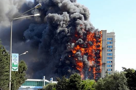 В Баку сгорела многоэтажка (фото, видео)