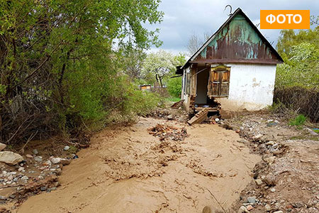 В Алматинской области паводки смывают дачи