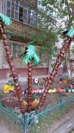 Столичный двор украсили поделками из мусора (фото)