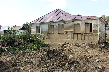 После селя почти 500 домов нуждаются в ремонте