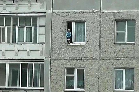 Ребёнок чудом не&nbsp;выпал из&nbsp;окна многоэтажки