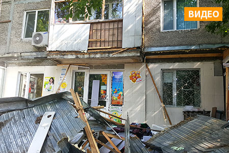При сносе незаконной пристройки в Алматы пострадал балкон