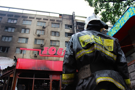 При пожаре в Алматы сильно пострадало 7 квартир